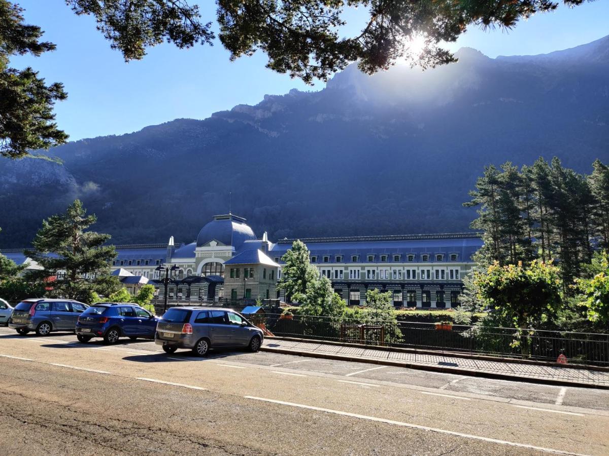 Апартаменти "Leo Pixel" Avairent Canfranc Estacion Екстер'єр фото